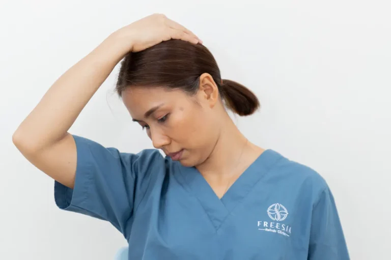 ไขความลับ: ทำไมคุณหมอถึงต้องสั่ง ‘การบ้านท่าบริหาร’ เพื่อชีวิตที่ไร้ Pain-Free ระยะยาว