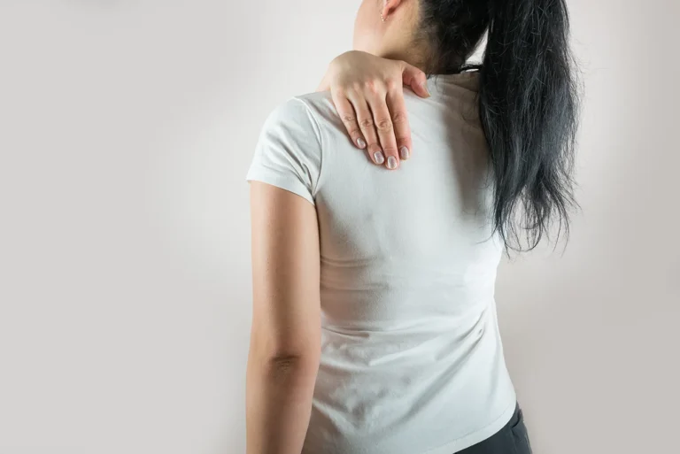 ปวดคอบ่าไหล่เรื้อรัง? อาจเป็นเพราะ “สะบักจม” หรือ Scapular Dyskinesis